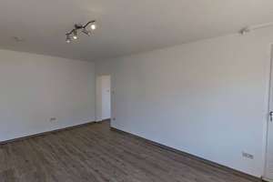 Viel Raum zum Leben: Gepflegte 4-Zimmer-Wohnung mit Balkon, Einbauschränken & 2 Bädern – Am Heilandsfrieden 15, 33104 Schloß Neuhaus, Paderborn – Vorschaubild 2