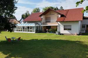 SEHR GEPFLEGTES, GROßZÜGIGES  1-2 FAMILIENHAUS MIT TRAUMHAFTEM GRUNDSTÜCK IM HERZEN VON DEURINGEN – Die vollständige Adresse der Immobilie erhältst du vom Anbieter., 86391 Stadtbergen – Vorschaubild 1