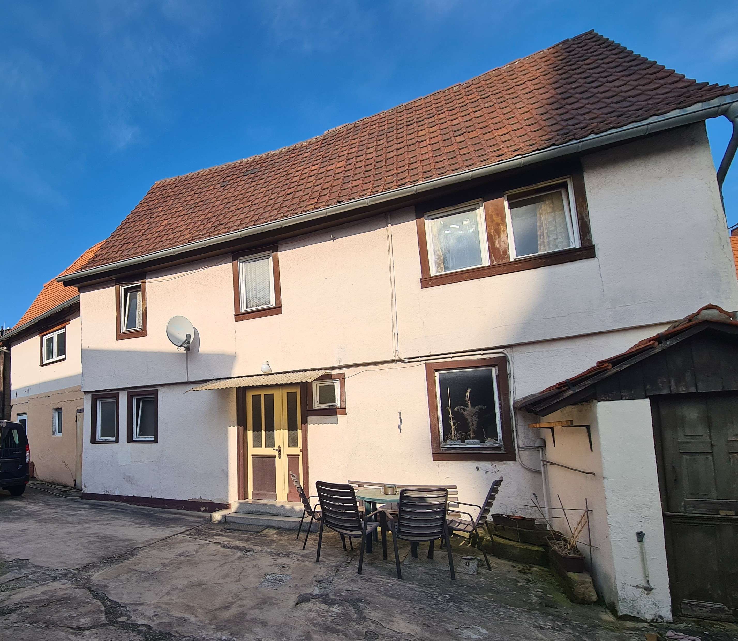 Roßdorf, renovierungsbedürftiges Einfamilienhaus mit zusätzlicher Wohnung im Anbau, Darmstadt Dieburg Kreis – Bild 1