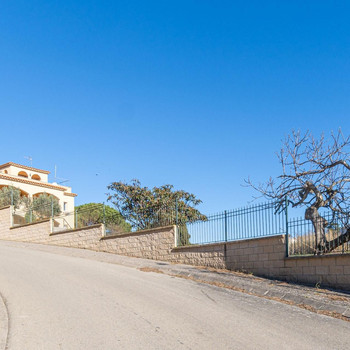 Charme und Großzügigkeit an der Costa Brava: Großer Stadtpalast mit Panoramablick