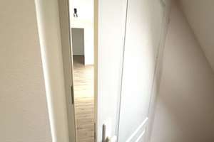 GEPFLEGTE 2-ZIMMER DACHGESCHOSSWOHNUNG IM HERZEN VON WIESBADEN-BIEBRICH – Rathenauplatz 2, 65203 Biebrich, Wiesbaden – Vorschaubild 3
