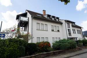 Großzügig geschnittene, 5 Zimmer, K-B-B, Eigentumswohnung, mit PKW- Stellplatz zu verkaufen