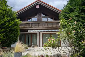 Idyllisches Einfamilienhaus mit Garten und Sauna – Frankfurt am Main – Vorschaubild 2
