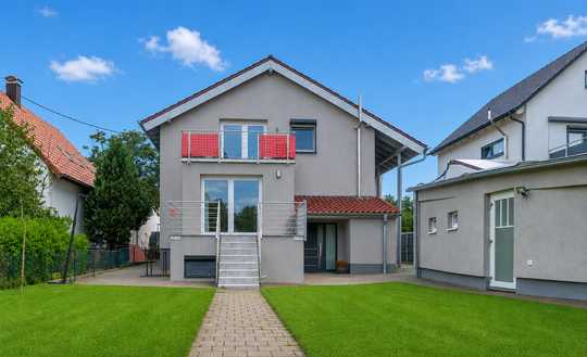 **Freistehendes, kernsaniertes Zweifamilienhaus in ruhiger Wohnlage**
