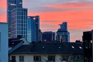 Traumwohnung: Skyline Blick trifft Grünoase: 2 Zimmer mit Südwest Balkon nahe Opernplatz – 60322 Westend-Nord, Frankfurt am Main – Vorschaubild 1