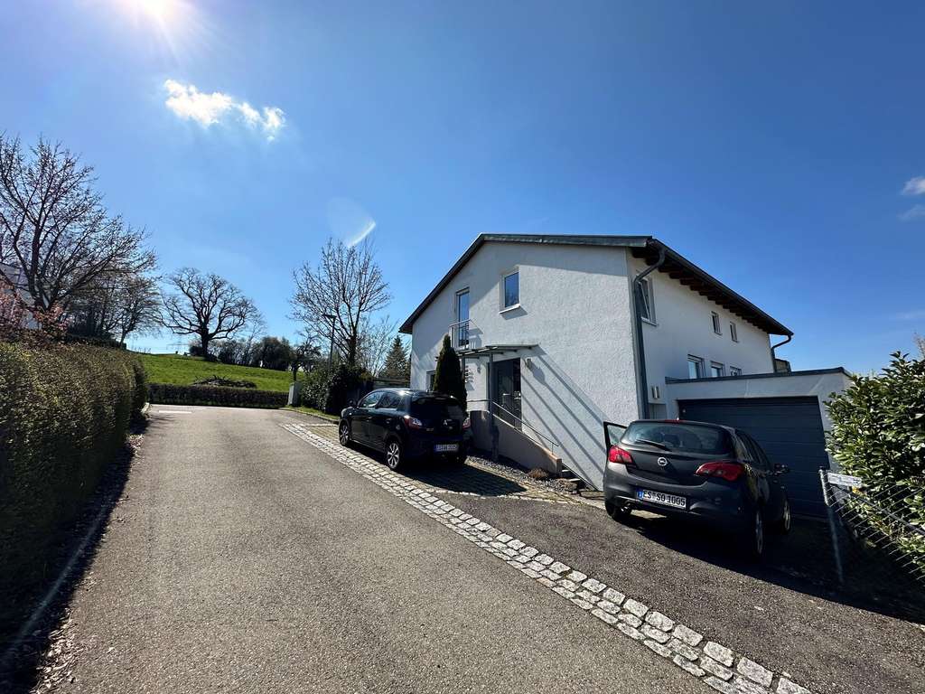 Immobilie in Deizisau - Selten: provisionsfreies Zweifamilienhaus in Top-Lage - Feldrand, Garten, Wohnen & ggf. Vermieten - Bild 0