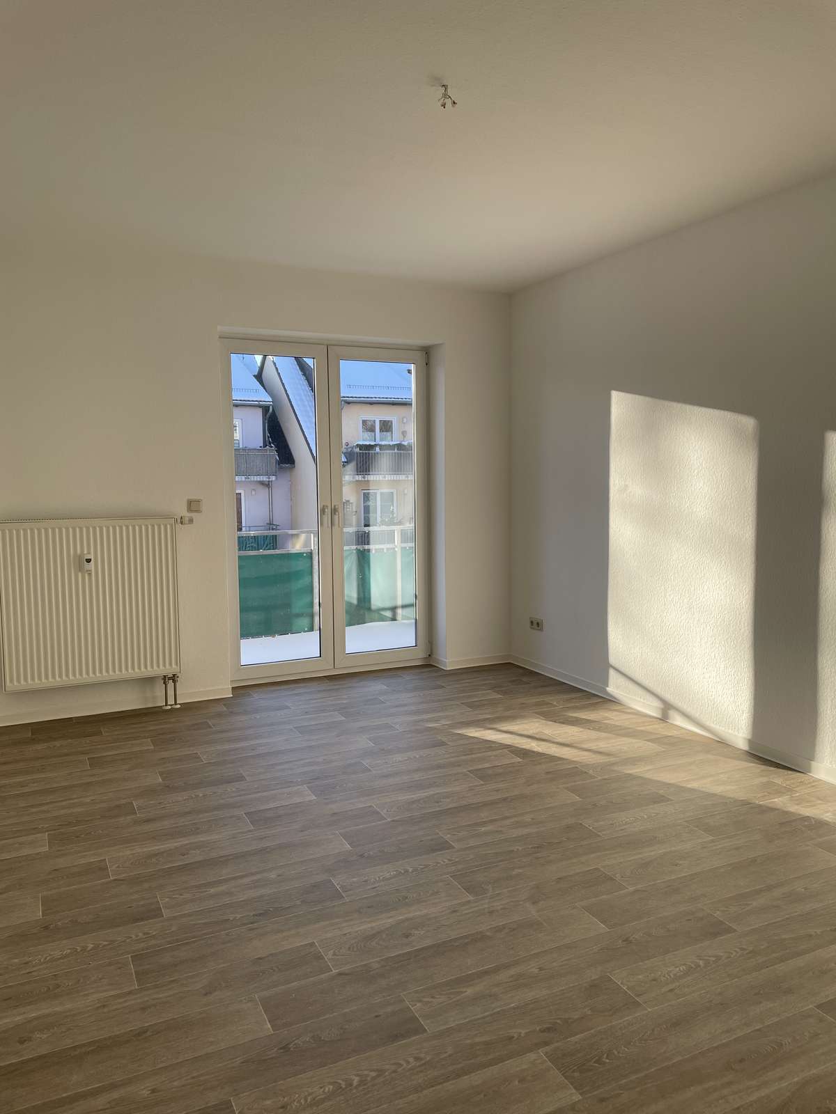 Wohnzimmer mit Balkon