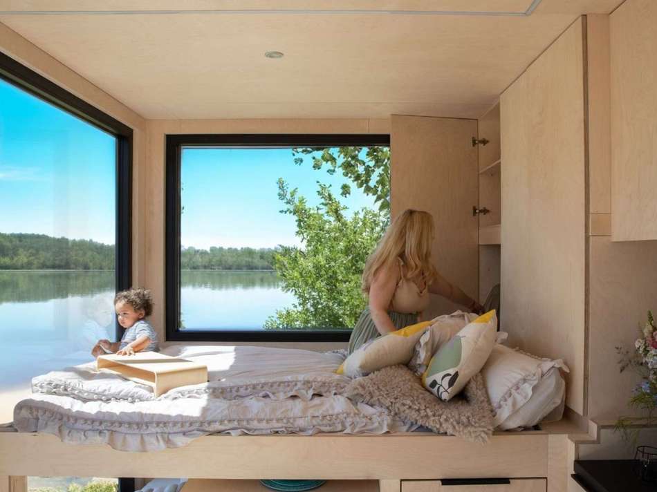 Bett mit großen Fenster
