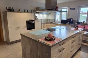 Hochwertiger, barrierefreier Bungalow mit Einliegerwohnung, zwei Garagen und Carport ab April 2027 v – Die vollständige Adresse der Immobilie erhältst du vom Anbieter., 94099 Ruhstorf an der Rott – Vorschaubild 1