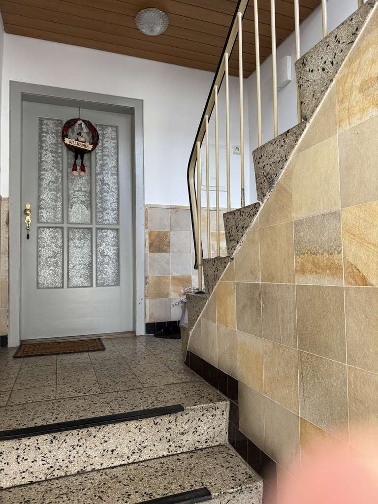 Immobilie in Garbsen - Haus mit 2 Wohnungen, 160 qm Wohnfläche, angebautes Geschäftshaus 120 qm, Garten in Garbsen - Bild 3