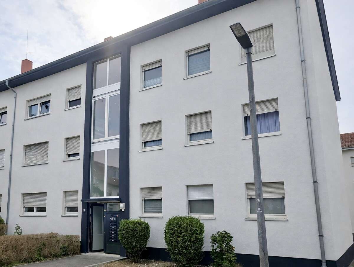 2 ausbaufähige Dachgeschosswohnungen in gepflegtem Mehrfamilienhaus in Bruchsal, Karlsruhe Kreis – Bild 2