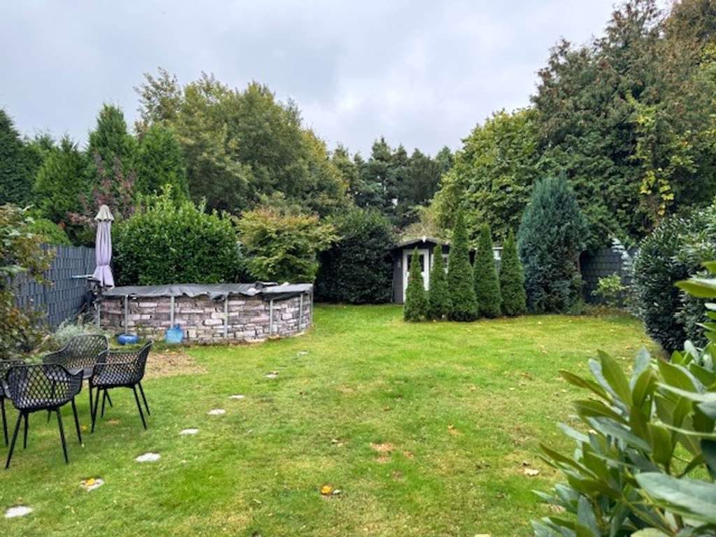 In naturverbundener Ortsrandlage - Wohnhaus mit Gartenanlage, Gartenhaus, etc.