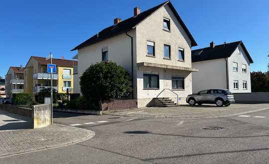 Vielseitig nutzbares Zwei-Familienhaus in zentraler Lage