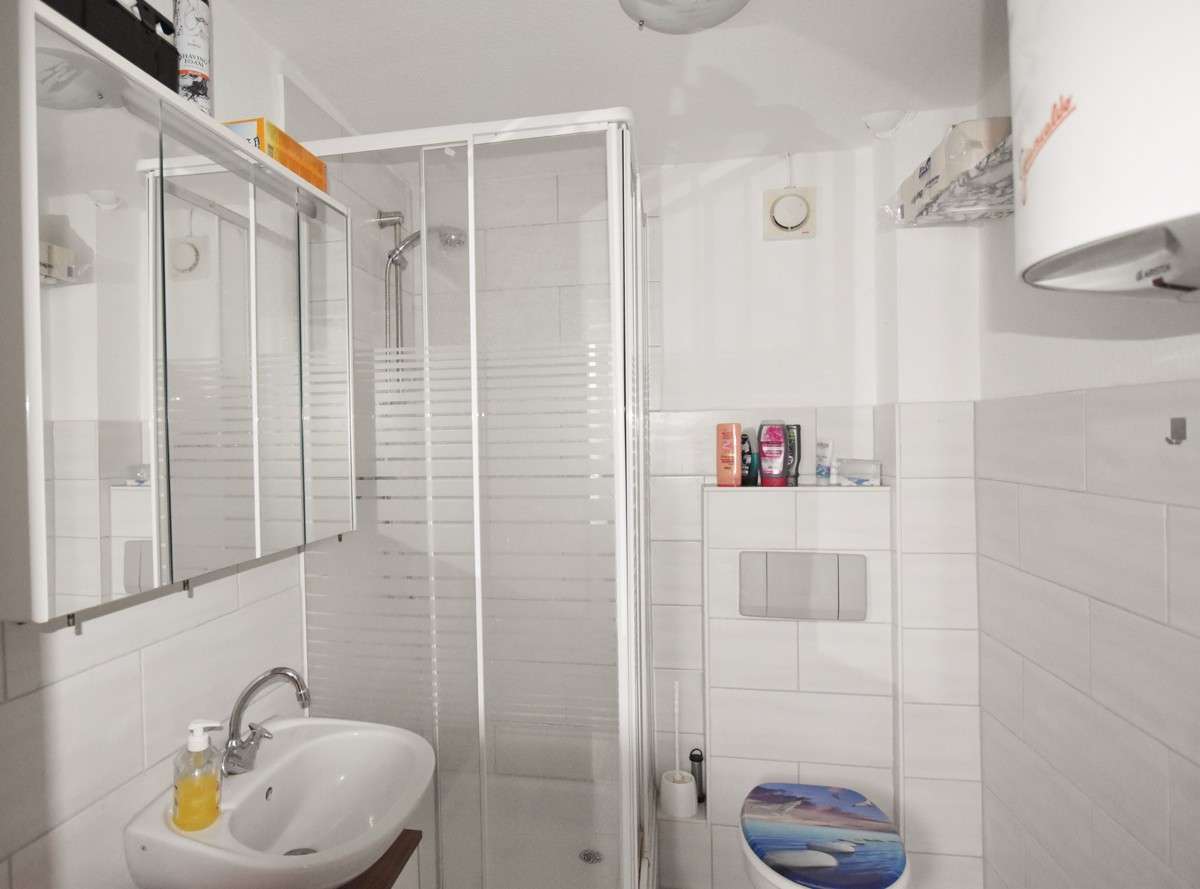 Immobilie in Gnoien - Mehrfamilienhaus mit 2 freien Wohnungen, zentrale Wohnlage und Ausbaupotenzial - Bild 1