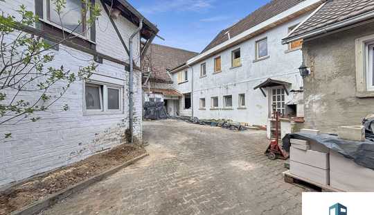 Bild von Sanierungsbedürftiges Einfamilienhaus mit 3-Seiten-Hof & Gewölbekeller - für Handwerker & Visionäre