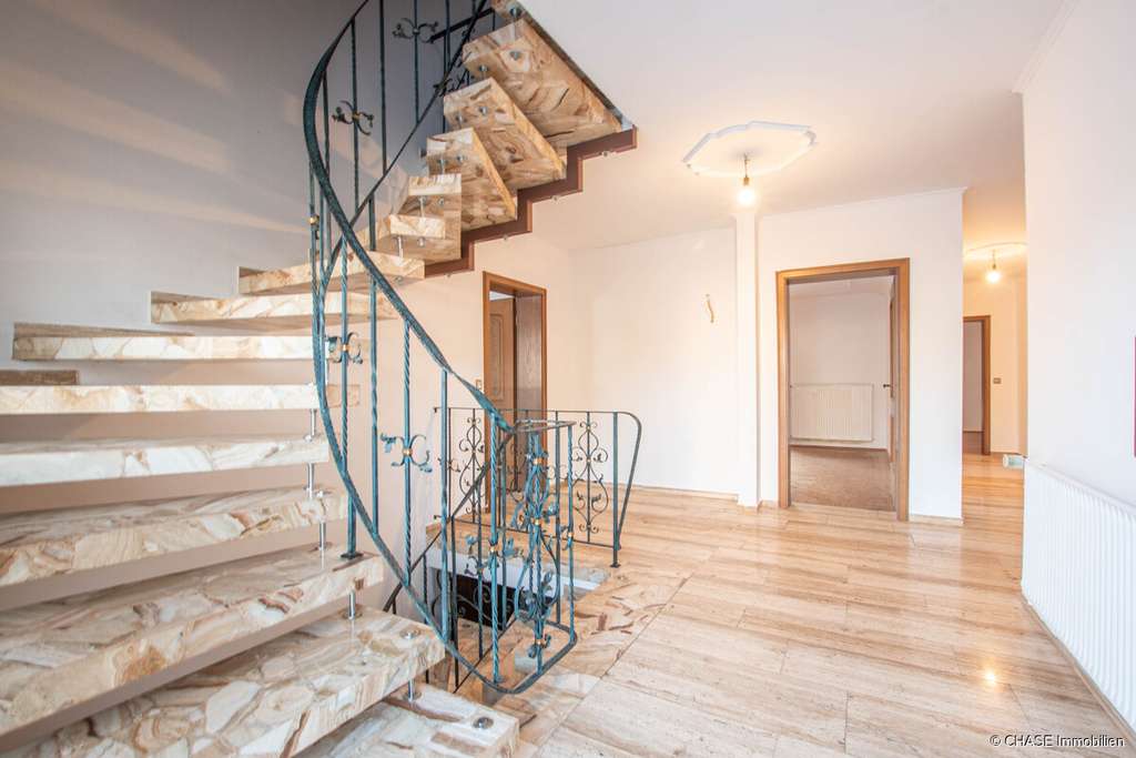 Immobilie in Rollshausen - TOP Immobilienpaket - 1x hochwertiges Ein-/Zweifamilienhaus + 2x vermietete Häuser in Rollshausen! - Bild 2