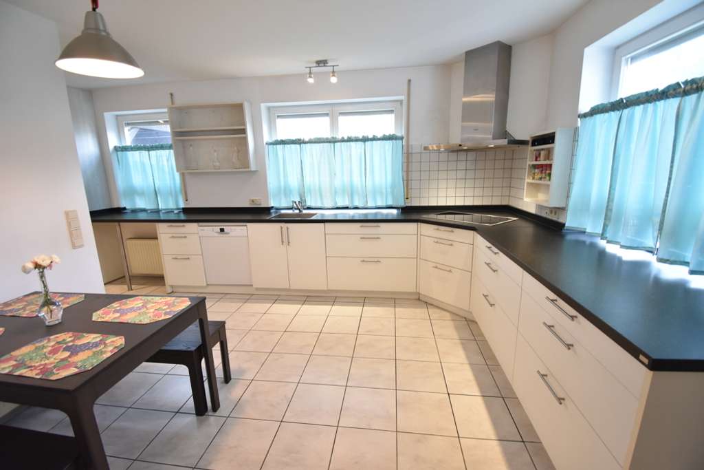 Immobilie in Waldenbuch - **Waldenbuch: 9-Zimmer-Haus mit Garten und Carport** - Bild 2