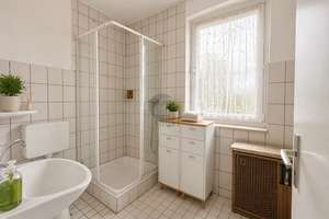 Freistehendes Zuhause mit großem Grundstück – wohnen, renovieren oder neu bauen! – Die vollständige Adresse der Immobilie erhältst du vom Anbieter., 32760 Detmold – Vorschaubild 9