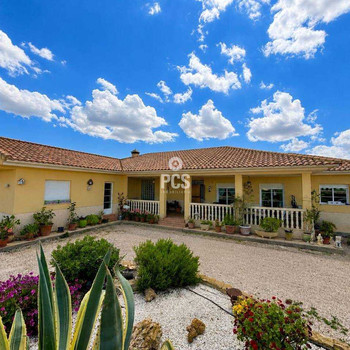 Villa zum Verkauf in Totana mit großer Fläche und exzellenten Ausstattungsmerkmalen