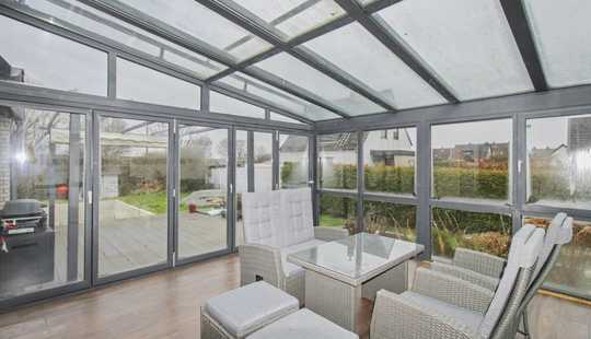 Bild von Einfamilienhaus mit PV Anlage und Wintergarten 