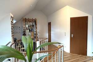 Helle Galerie-Maisonette-Wohnung im beliebten Gerresheim mit Balkon und zwei Bädern
