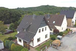 Beliebte Ortsrandlage in Wissen: älteres EFH mit Dachterrasse, Garten und zwei Garagen – Holschbacher Straße 64, 57537 Wissen – Vorschaubild 4