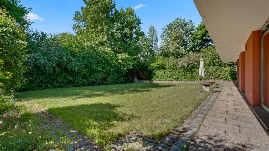 Immobilie in Bayreuth - Großzügiges Einfamilienhaus im Bauhausstil in Bayreuther Toplage mit traumhaftem Garten - Bild 2