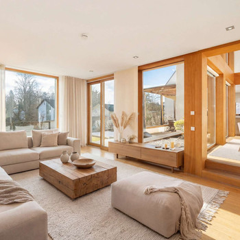 Lichtfülle und Transparenz: Familienoase mit traumhaftem Garten in Laufnähe zum See