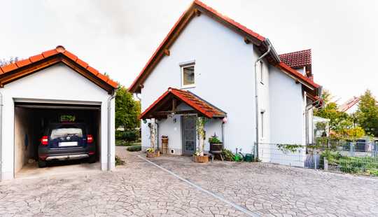 Bild von Gepflegte DHH: flexible Nutzung mit 2 Wohnungen + Einliegerapartment | Terrasse/Balkon