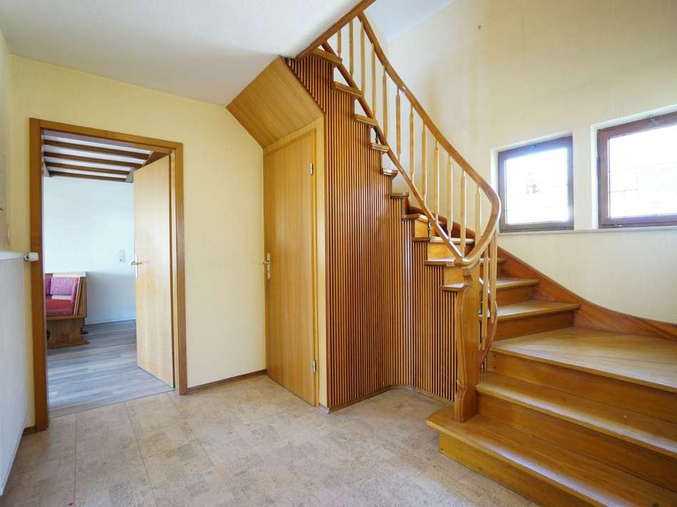 Diele mit Treppe zum DG