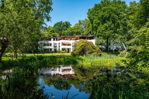 Kernsanierte Wohnung, eingebettet im hauseigenen Park mit Teich, Tennis- und Spielplatz