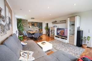 Großzügige 4-Zimmer-Wohnung mit Einbauküche, Garage und Fernblick
