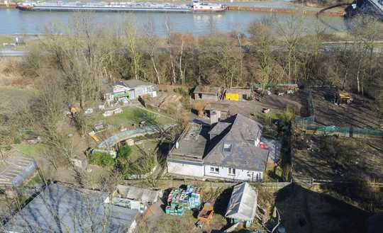 Idyllisches Anwesen mit Kanalblick: Wohnen und Gewerbe auf großzügigem Grundstück