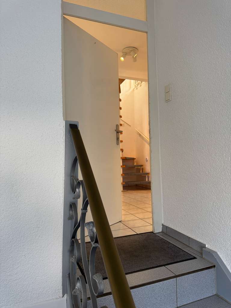 Immobilie in Großkrotzenburg - Großzügige Maisonette-Wohnung mit Terrasse, Balkon, Kamin und zugeordnetem Außenbereich - Bild 2