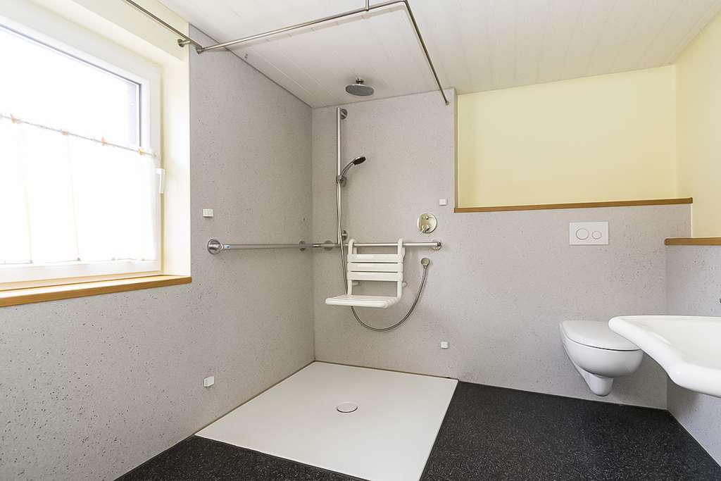 Immobilie in Gomadingen - Platzwunder für Familien / 2 Generationen - mit Nebengebäude, ideal für Handwerker, Lager ... - Bild 4