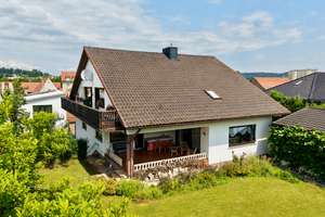 Geräumiges Zweifamilienhaus mit Garten in schöner Lage von Altenkunstadt – Die vollständige Adresse der Immobilie erhältst du vom Anbieter., 96264 Altenkunstadt – Vorschaubild 1