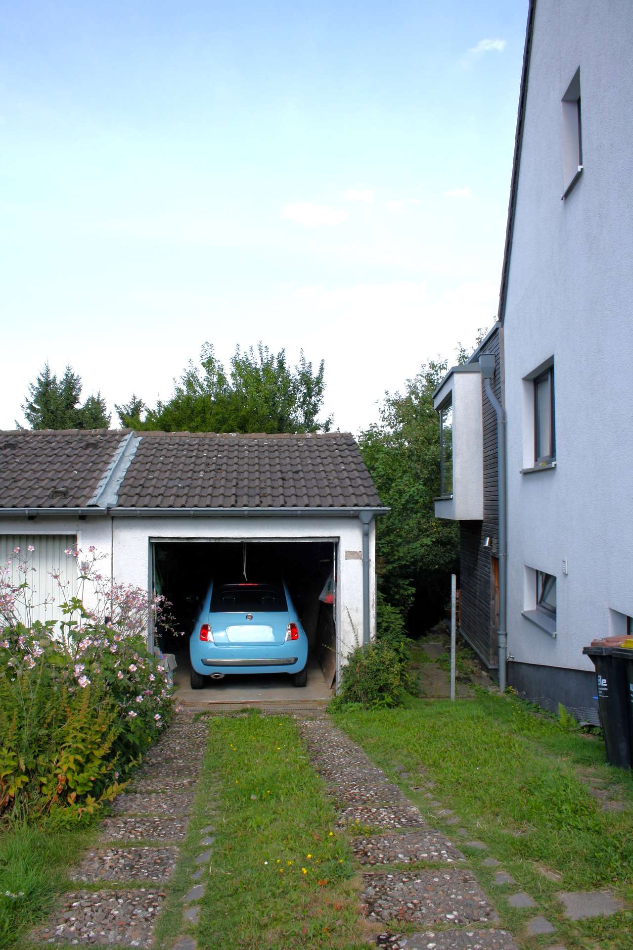 Garage + Durchgang zum Garten