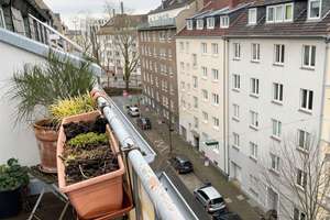 Zentral. Charmant. Pempelfort. Dachgeschoss-Wohnung 51m² 2 Zimmer Küche Wannenbad 2 X Terrasse – Die vollständige Adresse der Immobilie erhältst du vom Anbieter., 40479 Pempelfort, Düsseldorf – Vorschaubild 1