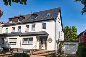 Familienglück am Rhein: Charmanter Altbau mit großem Garten, Keller, 2 Garagen und Dachterrasse – Die vollständige Adresse der Immobilie erhältst du vom Anbieter., 53225 Beuel-Mitte, Bonn – Vorschaubild 1