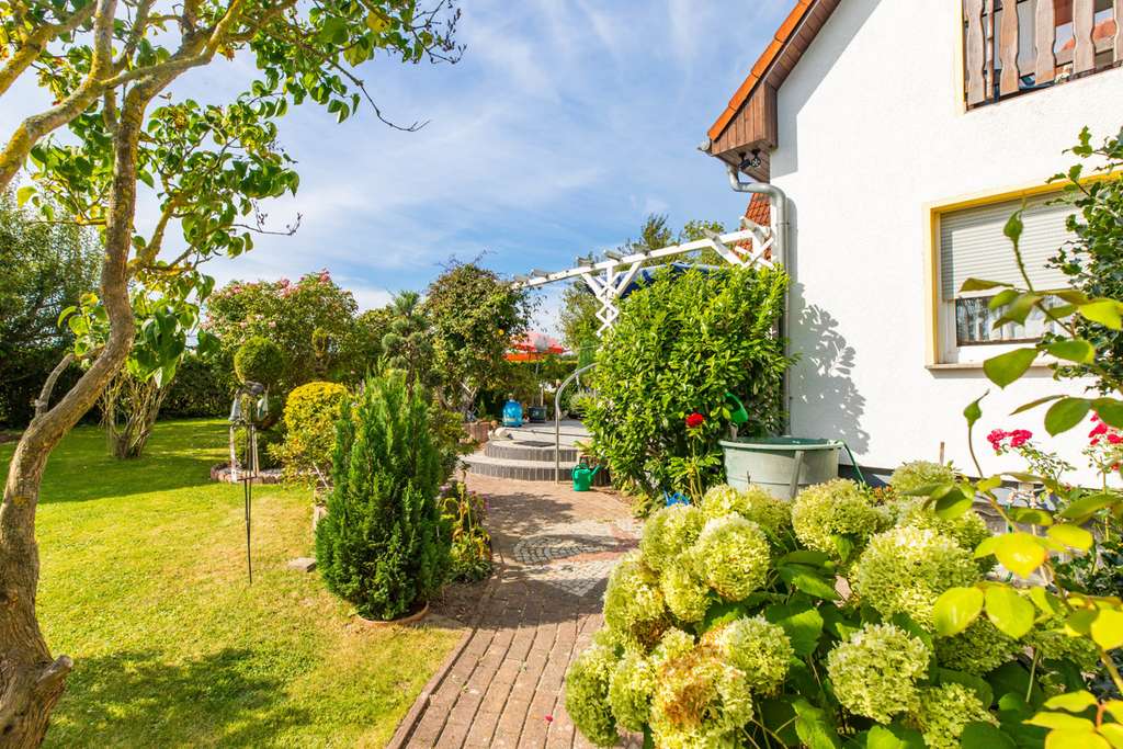 Immobilie in Putbus - Wassernähe u. Feldrandlage! Mehrfamilien-/Mehrgenerationenhaus mit Keller in 18581 Putbus-Lauterbach - Bild 2