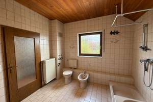 JEDE MENGE PLATZ: GROßZÜGIGES EINFAMILIENHAUS MIT EINLIEGERWOHNUNG IN SONNIGER HANGLAGE – 97656 Oberelsbach – Vorschaubild 8