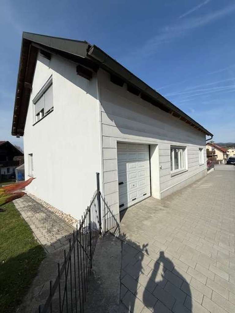 Immobilie in Schöllnach - Freistehendes Einfamilienhaus mit Garten, Garage & Wohlfühlambiente - Bild 1