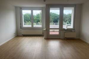 Sehr schöne, für Sie renovierte 2-Raumwohnung mit Balkon und Blick ins Grüne!!!!