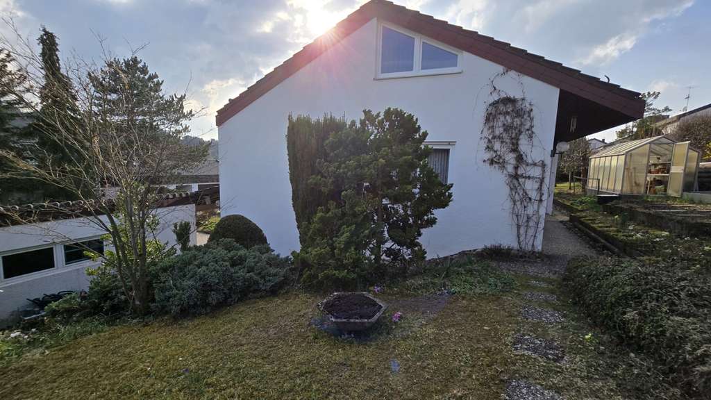 Immobilie in Heimsheim - Großes Einfamilienhaus mit Einliegerwohnung, Wintergarten, Garten u. 3 Garagen sucht neue Eigentümer - Bild 3