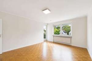 Bezugsfreie 4-Zimmer-Wohnung mit großem Balkon in der Neustadt