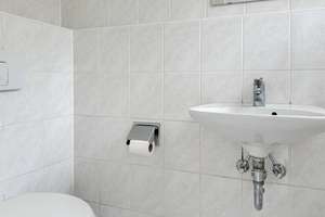 Bezugsfrei! Baujahr 2000 | 2 Pkw-Stellplätze | ausgebautes Studio | Gäste-WC | Keller | Garten – Die vollständige Adresse der Immobilie erhältst du vom Anbieter., 4158 Wiederitzsch, Leipzig – Vorschaubild 5