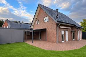 Freistehendes Einfamilienhaus (Garten, große Garage, Sauna, Kamin )