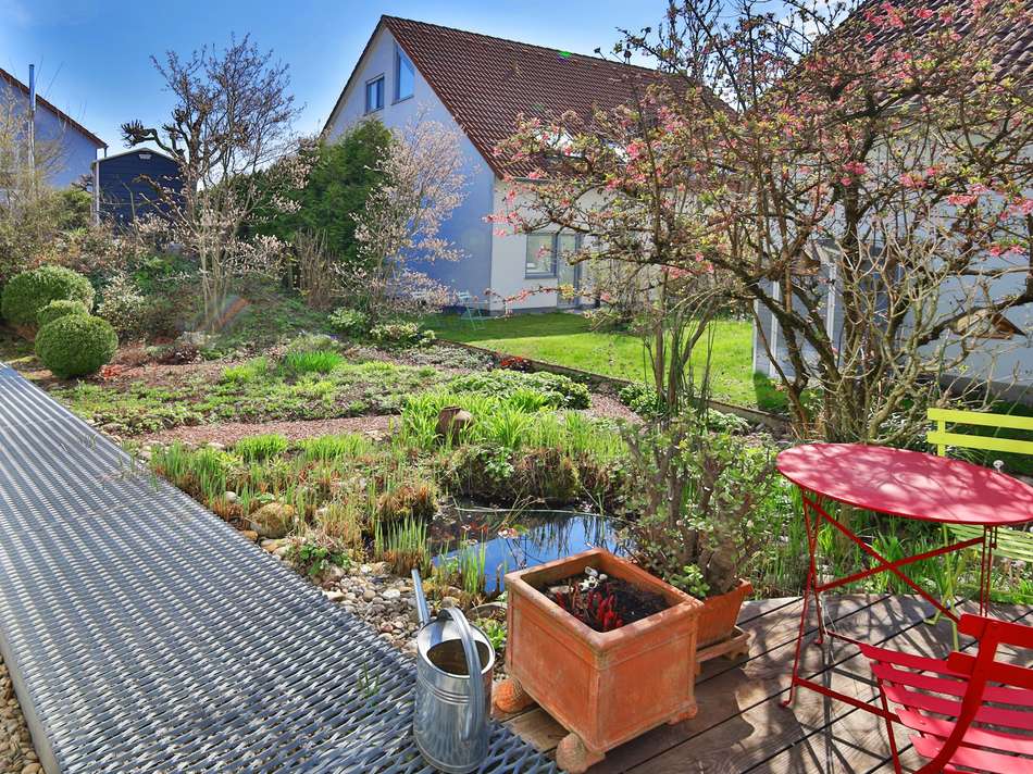 UG: Garten mit Teich und Si...