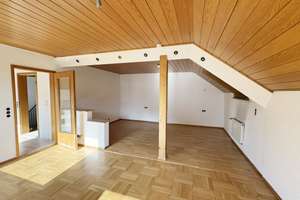Erstbezug nach Renovierung: Großzügige 4-Zimmer-Wohnung mit Westbalkon & Dachboden