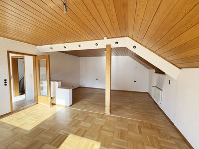 Erstbezug nach Renovierung: Großzügige 4-Zimmer-Wohnung mit Westbalkon & Dachboden